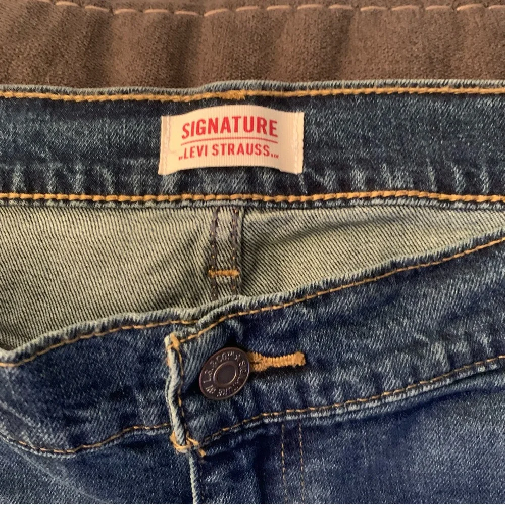 Men’s Signature Levi’s Athletic Denim Shorts Waist 42, inseam 11 inches NWT